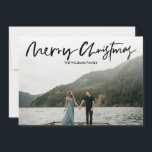 Reserve A Data Imagem mínima de NATAL de MERCADO elegante<br><div class="desc">Cartão com fotos moderno e simples de christams com um guião manuscrito PRETO elegante na frente e um padrão riscado na diagonal do eterno no verso. A cor inversa das placas pode ser alterada para o esquema de cores do ajustado. Todo estilo de texto, cores, tamanhos também podem ser modificados...</div>