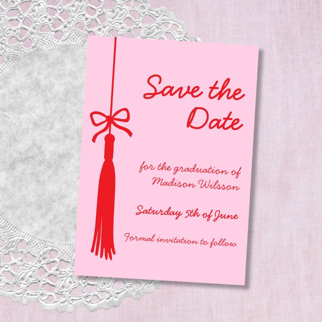Reserve A Data Laço Coquette Rosa e Vermelho Graduação Turma de 2 (Coquette Bow Pink & Red Class of 2025 Graduation Save The Date)