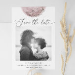Reserve A Data Lua Rosa Blush Mística | Casamento de Script Elega<br><div class="desc">Traga um pouco de misticismo e elegância para o seu anúncio de casamento com este tema celestial salve o cartão de data. Apresentando um design de lua de cheio suave e uma delicada tipografia de guião graciosa, esta carta é perfeita para casais desenhados para estética espiritual, modesta ou moderna do...</div>