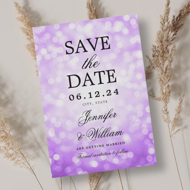 Reserve A Data Luzes de Bokeh Roxo de Casamento de Script Elegant (Elegant Script Wedding Purple Bokeh Lights Save The Date)