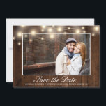 Reserve A Data Luzes de Cordão com Foto em Madeira Rústica | Salv<br><div class="desc">Este cartão de salve a data apresenta um fundo de madeira rústica e luzes de cordão,  além de permitir uma foto. Dê aos seus convidados a sensação do seu casamento em estilo celeiro,  condado ou vinhedo com este cartão.</div>