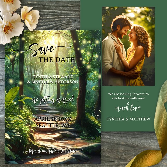 Reserve A Data Luzes de String de Floresta Encantadas Salvem o Ca (Enchanted forest Save the Date card featuring a sunlit path in a forest with sparkling string lights)