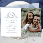 Reserve A Data Marinho de Foto Elegante Casamento de Monograma Az<br><div class="desc">Anuncie sua data de casamento com este casamento impressionante, salve o cartão de data com duas seções na frente, ao fino monograma botânico desenhado à esquerda, que delineia elegantemente as iniciais dos casais em marinhos com seus nomes, data de casamento e detalhes de localização e à direita com a seção...</div>