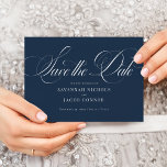 Reserve A Data Marinho de Script Elegante Moderno Azul<br><div class="desc">Marinho de Script Elegante Moderno Azul Salvar a Data apresenta um script grande, ousado e elegante estilo.</div>