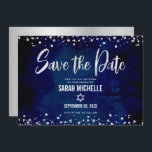 Reserve A Data Marinho Silver Glitter Bat Mitzvah Script Moderno<br><div class="desc">Certifique-se de que todos os seus amigos e parentes serão capazes de celebrar o marco da sua filha Bat Mitzvah! Envie este cartão de anúncio estonteante, moderno, "Salve a Data". Escrito gráfico de caligrafia prateada, Estrela de David, e confete de brilho, sobrepõem um rico, dramático fundo de aquarela azul-marinho. Sua...</div>