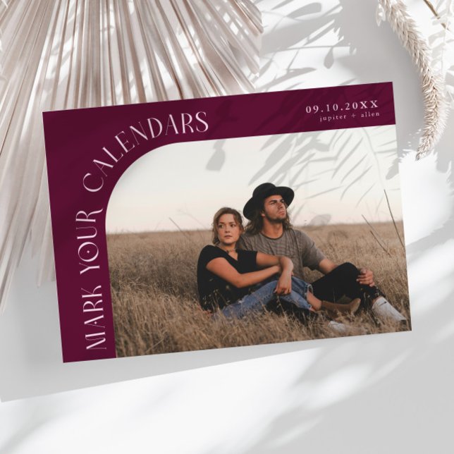 Reserve A Data Mark Your Calendars Cranberry Curved Frame Photo (Criador carregado)