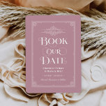 Reserve A Data Marque Nosso Casamento De Cobrir Com Rosa Dusty<br><div class="desc">Esse casamento exclusivo salva os cartões de data para os amantes de livros, apresenta um design de cobrir de livro antigo com um pergaminho que enquadra a data do casamento, um título do ornamentado "Book Our Date", os nomes Bride & Groom como autores, um fundo rosado e poeirento de rosa/cor...</div>