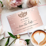 Reserve A Data Máscara de rosa de mascarada de Quinceanera<br><div class="desc">A Save the Date Card for a Quinceañera, 15 da festa de mascarada. Um fundo metálico rosa dourado com aspecto decorado com pó falso prateado brilhante e uma máscara de mascarada. Personalize e adicione uma data e nome/idade. O texto: Salvar a Data é gravado com um script de estilo com...</div>