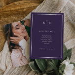Reserve A Data Minimalista e Chic | Roxo e Branco com Foto<br><div class="desc">Convites de casamento elegantes e modernos com um design simples e minimalista de texto colorido em roxo escuro e branco,  com uma moldura clássica na borda. Adicione suas iniciais ou monograma para torná-los completamente seus e adicione sua foto pessoal favorita no verso.</div>