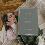 Reserve A Data Mínimo e Chic | Verde Sage e Branco com Foto<br><div class="desc">Este elegante e moderno casamento salva os cartões de data apresentam um simples design de texto verde sábio e branco minimalista,  com um quadro clássico na fronteira. Adicione suas iniciais ou monograma para torná-las completamente suas e adicione sua foto pessoal favorita no verso.</div>