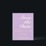 Reserve A Data Mínimo Moderno Púrpura e Branco<br><div class="desc">Casamento bonito, moderno, minimalista e moderado Salve a data com um fundo púrpura macio e pastel (a cor "Orchid Bloom", de 2022, de Pantone) com blocos de texto personalizáveis brancos em fontes modernas</div>