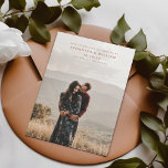 Reserve A Data Mistura moderna e minimalista de fotos com sangria<br><div class="desc">Anuncie o seu dia especial com elegância e simplicidade com este cartão de Save The Date minimalista que apresenta uma foto de noivado com sangria total. Adicione uma das suas fotos favoritas para criar um souvenir único. Misture e combine com peças coordenadas para um conjunto de convites coeso. Crie memórias...</div>