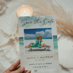 Reserve A Data Modern Watercolor Ocean Beach Duas Fotografias<br><div class="desc">Modern Watercolor Ocean Beach Two Photo Save the Date - Uma linda e aquarela Salva a Data com um oceano de turquesa e uma praia branca de areia. Sua bela foto é apresentada tanto na frente quanto no verso do convite. A parte de trás do convite também apresenta um código...</div>