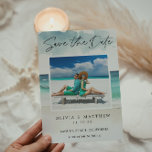 Reserve A Data Modern Watercolor Ocean Beach Foto para salvar a d<br><div class="desc">Modern Watercolor Ocean Beach Photo Save the Date - Uma linda e aquarela Salve a data com um oceano turquesa e uma praia branca de areia. A parte de trás da página Salvar a Data apresenta uma foto do casal feliz e um código QR que leva ao seu site de...</div>
