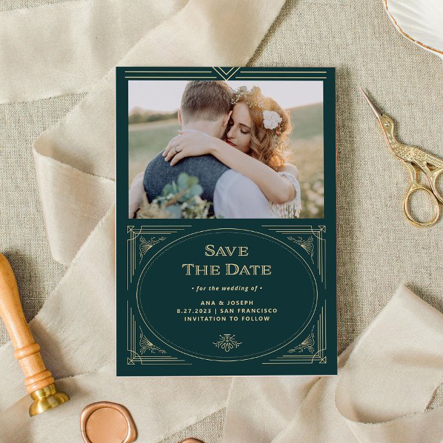 Reserve A Data Moderno Deco | Foto em Verde Esmeralda e Champanhe (An elegant, art deco style wedding photo save the date card, in emerald green and champagne)