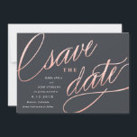 Reserve A Data Moderno Único Salvar as Datas | ROSA DOURADO<br><div class="desc">Essas salvas únicas e modernas apresentam o script do rico em um falso efeito de folha de ouro rosa em um fundo de cinza,  com os detalhes do anúncio do casamento em branco. O backer apresenta um padrão de stripe dourado rosa de tendência.</div>