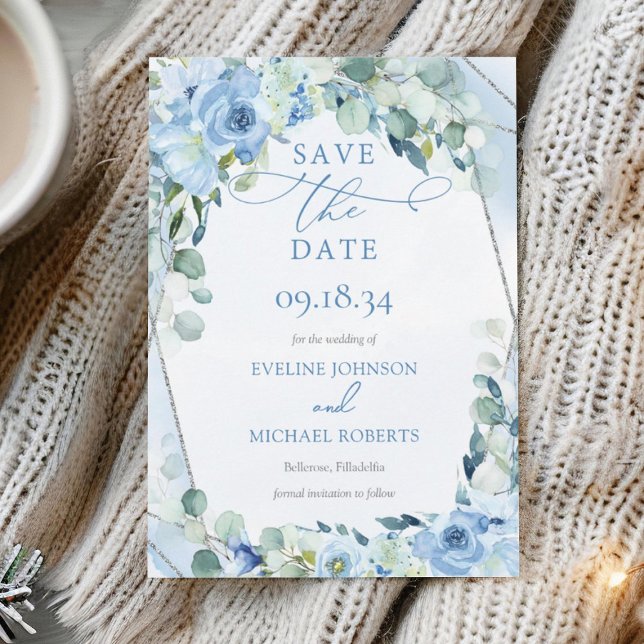 Reserve A Data Moldura azul-turva-prateada floral (Modern winter Save the date card with blue flowers and eucalyptus woven silver frame)