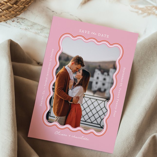 Reserve A Data Moldura de Foto Ondulada em Rosa Estilo Minimalist (Stylish Minimal Retro Style Wavy Photo Frame Pink Save The Date)