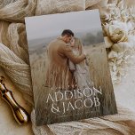 Reserve A Data Nomes de Tipo Simples Moderno Foto Salve a Data<br><div class="desc">O Nomes de Tipo Simples Moderno Foto Salve a Data exibe sua foto de engajamento em tamanho real para anunciar seu casamento próximo. A tipografia moderna cria um convite de salvar a data elegante e minimalista.</div>