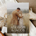 Reserve A Data Orçamento Moderno Tipo Simples Nomes Foto Casament<br><div class="desc">Orçamento Moderno Tipo Simples Nomes Foto Casamento Save the Date exibe sua foto de noivado em tamanho real para anunciar seu casamento próximo. A tipografia moderna cria um convite elegante e minimalista.</div>