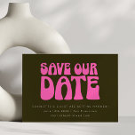 Reserve A Data Personalizado de Casamento Verde e Rosa Quente dos<br><div class="desc">Retro Groovy 70s Rosa quente e Casamento Verde Personalizado Salve a Data</div>