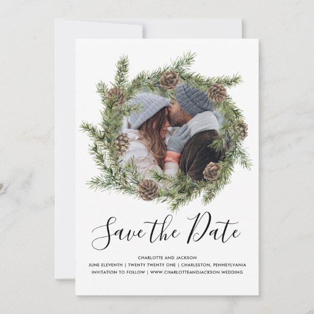 Reserve A Data Pine Cone Wreath | Data de salvamento da foto (Frente)