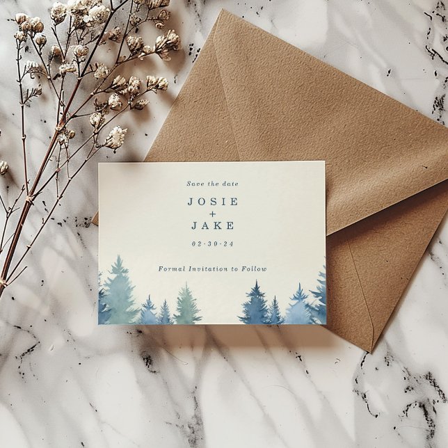 Reserve A Data Pinheiros macios salvam a data (Soft pine trees save the date card with bride and groom name and date next to a brown envelope.)