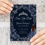 Reserve A Data Quinceanera Marinha Borboletas Prateadas Rosas<br><div class="desc">Cartão de aviso de data para celebração de Quinceanera em azul marinho e prata. Apresenta garota morena em vestido de baile, borboletas prateadas, tiara de rosas em aquarela e fonte manuscrita. Perfeito para uma celebração glamorosa de estilo princesa elegante. Personalize com seus próprios detalhes. Cartões impressos da Zazzle ou modelo...</div>