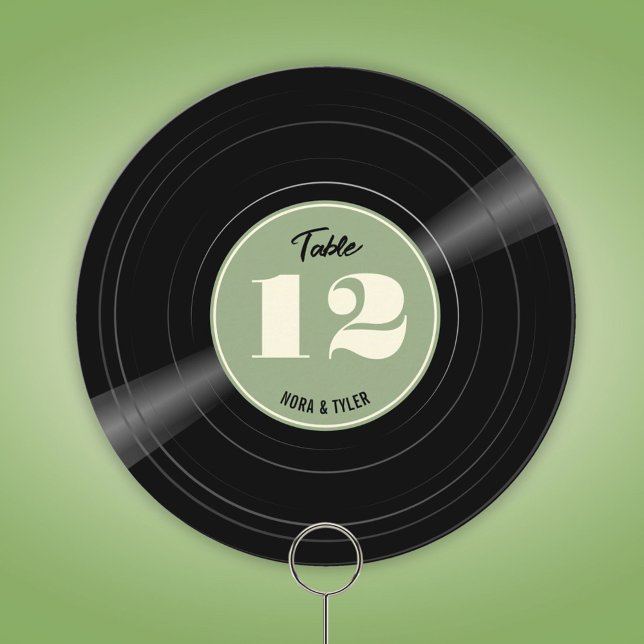 Reserve A Data Registro Personalizado de Vinil Número de Tabela V (Round personalized vinyl record table number with sage green label.)