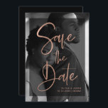 Reserve A Data Rosa moderno Dourado e cobertura preta | Foto<br><div class="desc">Estes cartões salve a data de casamento modernos e elegantes apresentam sua própria foto pessoal cobrindo completamente o fundo. Uma camada preta contém tipografia falsa de script de tendência rosa gold e há mais espaço para suas informações na parte traseira da placa. Um sorvete, na moda, olhe seus hóspedes amará!...</div>