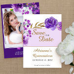 Reserve A Data Rosa roxo e Quinceanera Dourada Folha<br><div class="desc">Foto: Salve a data para quinceanera ou qualquer outra ocasião especial. Design floral elegante com flores de rosa de de aquarela e folhas em tons de roxo e ouro. Design moderno para sua próxima doce celebração de 15. Por favor, navegue na minha Coleção de Folhas de Rosa Puro e Dourada...</div>