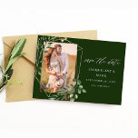 Reserve A Data Saída e Eucalyptus Dourado V Foto Salvar Data GR<br><div class="desc">Peça aos seus convidados que estejam animados e prontos para comemorar o seu casamento ou festa com o seu Folhas e Eucalyptus Dourado V Photo Save the Date Card. em Verde. Sua Foto, embrulhada com Eucalyptus, Greenery e Dourada é o recurso desta Foto Moderna e Chic para Salvar a Data....</div>