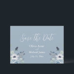 Reserve A Data Salve a Data em Azul Claro e Floral Branco<br><div class="desc">Cartão de “Salve a data” floral azul claro e branco. Os nomes são feitos em elegante escrita branca. Perfeito para aquele casamento de primavera,  verão,  outono ou inverno.</div>