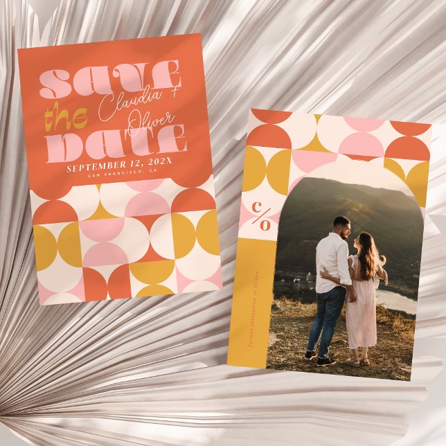 Reserve A Data Salve a Data, Retro, foto em arco, rosa dos anos 7 (Front and back of Warm retro Wedding Save the Date Card shown on a boho foliage background)