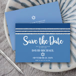 Reserve A Data Script de Tallição Azul de bar Mitzvah Modern Bold<br><div class="desc">Certifique-se de que todos os seus amigos e parentes serão capazes de celebrar o marco Bar do seu filho Mitzvah! Envie este cartão de lançamento legal, exclusivo, moderno e personalizado "Salvar a Data". A tipografia de escrita branca, a estrela de David e um talude listrado azul e marinho e azul-prateado...</div>