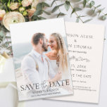 Reserve A Data Script Elegante de Fotografia de Data de Salvament<br><div class="desc">Casamento elegante e moderno Salve o cartão de Data com uma foto do casal noivo na floral da frente e da arte de linha junto com suas informações no verso. Inclui espaço para adicionar um endereço ao seu site de casamento.</div>