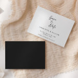 Reserve A Data Script Elegante Manuscrito Minimal | Casamento<br><div class="desc">Cartão de salvamento de data de casamento com script elegante manuscrito. Este cartão apresenta um texto com script elegante com um tema minimalista em preto e branco. Personalize o texto com todos os detalhes do seu dia especial.</div>