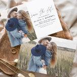 Reserve A Data Script Elegante Salve a data do minimalista de fot<br><div class="desc">Casamento Salve os Cartões de Data que têm uma foto na frente e atrás. Os Cartões salve a data contêm uma tipografia cursiva escrita moderna,  escrita à mão,  que é elegante,  simples e moderna,  a ser usada depois da celebração do dia do casamento.</div>