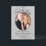 Reserve A Data Silver Curls Elegante no Casamento de Foto Oval da<br><div class="desc">Estas belas cartas são uma forma excelente de deixar seus amigos e família saberem salvar a data do seu próximo casamento. Eles apresentam uma elegante cinza e uma design preta com sua foto em um quadro em forma oval cercado por caramujos e espirros de folhas de cinza prateada. Há rico...</div>