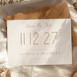 Reserve A Data Simples Casamento Chic Moderno Sem Foto Salvar A D<br><div class="desc">Um simples cartão moderno. Personalize este marfim chico e design bronzeado para ter sua data de casamento,  nomes e detalhes.</div>