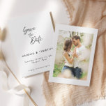Reserve A Data Simples Clássico Preto e Branco | Casamento<br><div class="desc">Um simples clássico preto e branco salvar a data foto anúncio de casamento..  Este cartão de salvar a data apresenta um texto de roteiro elegante com um tema preto e branco simples e uma foto no verso.  Personalize o texto com todos os detalhes para o seu dia especial.</div>