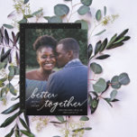 Reserve A Data Simplesmente Melhor Juntar Foto De Cheio De Script<br><div class="desc">Esta foto de na moda Salve a data da placa sem formatação apresenta tipografia manuscrita, leitura, "melhor juntos" sobre um modelo de foto sangrada de cheio. Uma cobertura escura na parte inferior da placa permite que o texto se destaque sobre quase qualquer foto! A parte traseira da placa contém um...</div>