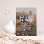 Reserve A Data Sobreposição de Fotos Moderna Minimalista<br><div class="desc">Simples,  na moda e espantoso; isto salve a data mostra a sua fotografia em segundo plano com uma sobreposição transparente da sua fotografia que realça os seus nomes e detalhes nupciais. Adicione quaisquer detalhes adicionais à parte traseira.</div>