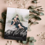 Reserve A Data Sobreposição de Gossamer Preto Foto Dupla Face Sav<br><div class="desc">Lindo e único cartão de save the date com uma sobreposição de gossamer preta com save the date cortado para que sua foto apareça através de uma linda escrita espiralada. Adicione outra foto no verso junto com os detalhes do seu casamento.</div>