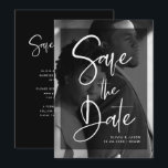 Reserve A Data Sobreposição preta e branca moderna | Foto<br><div class="desc">Esses cartões modernos e elegantes de salvar a data do casamento apresentam sua própria foto pessoal cobrindo completamente o fundo. Uma sobreposição preta transparente contém tipografia de roteiro moderna e branca, e há mais espaço para suas informações no verso do cartão. Um visual glamoroso e sofisticado que seus convidados vão...</div>
