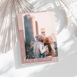 Reserve A Data Sr & Sra Poeira Rosa Branco Script Foto<br><div class="desc">Sr. e Sra. Cartão de Save the Date com Foto em Rosa Desbotado e Escrito Branco. Impressione seus convidados com este cartão de save-the-date de casamento estiloso e simples, em rose dourado, com uma foto, com uma escrita moderna branca sobre um fundo rosa desbotado, mostrando elegantemente a data do casamento...</div>