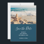 Reserve A Data Starfish em uma foto de praia Sandy Salve a data<br><div class="desc">Salve o cartão de data com uma foto cênica. Um grande peixe-estrela colocado em pé numa praia arenosa. Um belo mar azul com ondas de surf branco no fundo.</div>