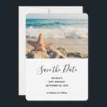 Reserve A Data Starfish em uma fotografia de Sandy Beach<br><div class="desc">Salve o cartão de data com uma foto cênica. Um grande peixe-estrela colocado em pé numa praia arenosa. Um belo mar azul com ondas de surf branco no fundo.</div>