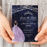 Reserve A Data StarNight Purple Lilac Gown Silver Quinceañera<br><div class="desc">Personalize esta encantadora quinceañera prateada noturna salve o cartão de data com sua própria redação fácil e rapidamente, basta pressionar o botão Editar usando ferramentas de Design para reorganizar e formatar o estilo e posicionamento do texto. Também disponível em formato digital de download instantâneo. Itens correspondentes disponíveis no repositório! c)...</div>