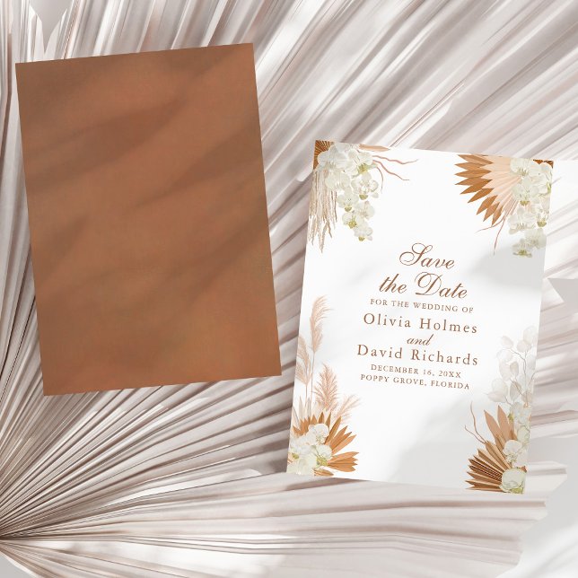 Reserve A Data Terracota Grama das Pampas Floral Boho Salve a Dat (Boho Terracotta Pampas Grass Floral Wedding Save The Date on a sunny neutral dry palm leaf.)